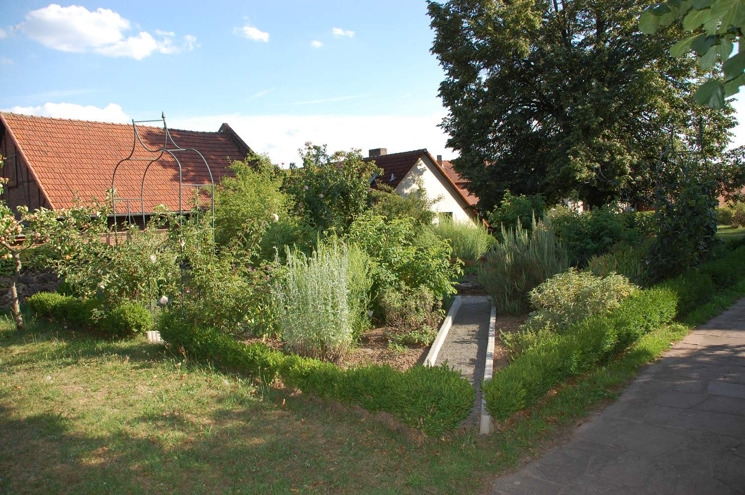 Kräutergarten an der Langensteiner Kirche